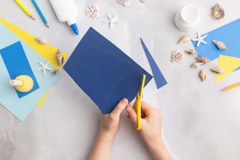 Paper bucket of shells summer idea for kids craft in kindergarten hands ocean's Foto stock
