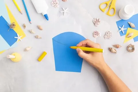 Paper bucket of shells summer idea for kids craft in kindergarten hands ocean's Foto stock