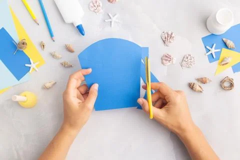 Paper bucket of shells summer idea for kids craft in kindergarten hands ocean's Foto stock