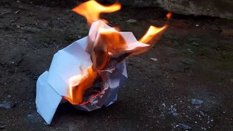 The paper is burned until it runs out. 스톡 동영상 154308344
