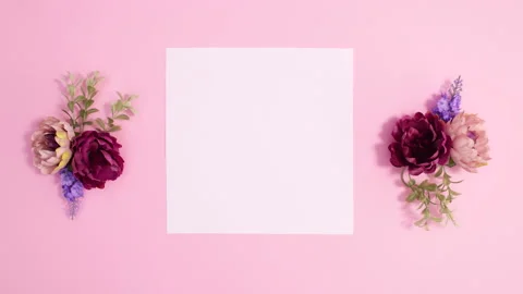 Paper card note and bloom arrangement on left and right side . Stop motion Видео 150078573