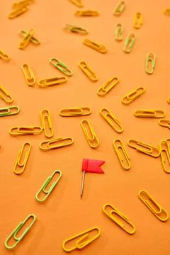 Paper clips closeup, orange background, stationery Foto stock