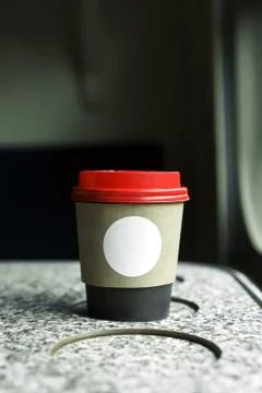 A paper coffee cup with a red plastic lid and a white inscription circle Foto stock