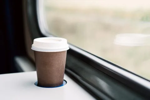 A paper coffee cup with a white plastic lid Stock-Fotos