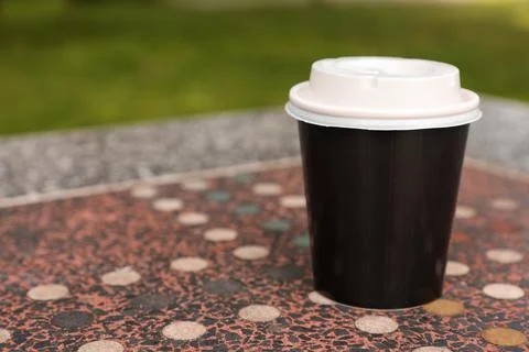 Paper cup on parapet table, space for text. Coffee to go Foto stock