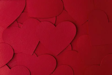 Paper cut red hearts shape background with copy space. Concept image. Valenti Foto stock