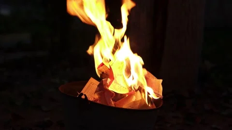 Paper documents burn in fire in the trash bucket Vídeo Stock 142741573