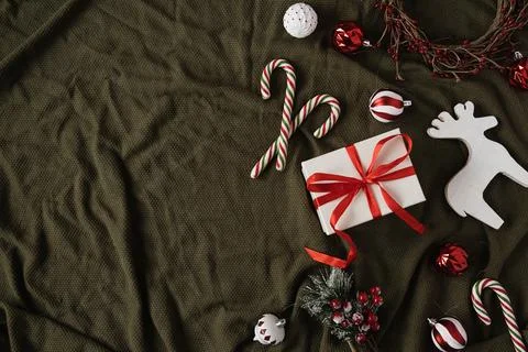Paper gift box with bow tie and Christmas stuff: baubles, candy canes, toys o Fotos de archivo