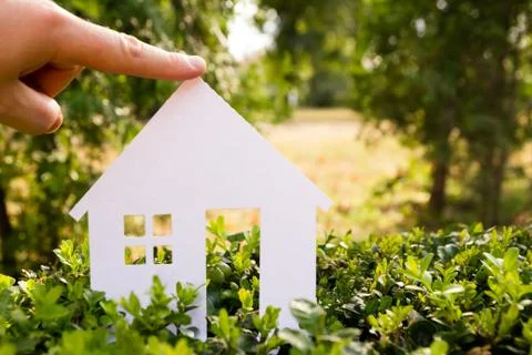 Paper house against green background. Real Estate Concept Stock-Fotos