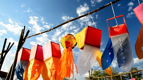 Paper lanterns on blue sky in Yee Peng Festival, Chiangmai, Thailand. Stock-Footage 57472018