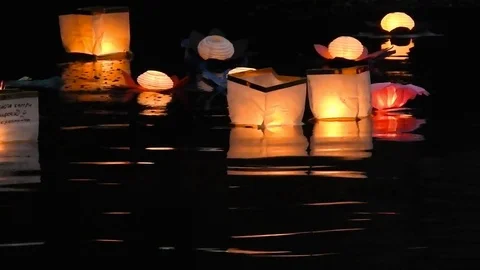 Paper Lanterns at Night on the Water 库存影片 71248335
