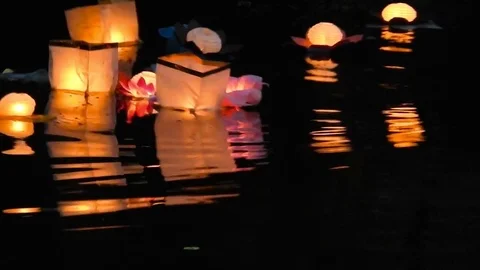 Paper Lanterns at Night on the Water 库存影片 71650938