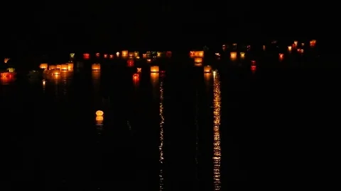Paper Lanterns at Night on the Water 库存影片 71651144