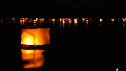 Paper Lanterns at Night on the Water 库存影片 71651167