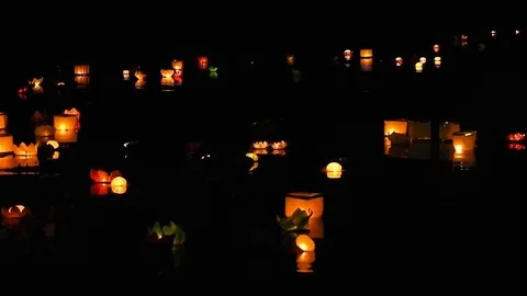 Paper Lanterns at Night on the Water 库存影片 71651610