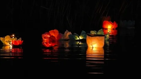 Paper Lanterns at Night on the Water 库存影片 71651707