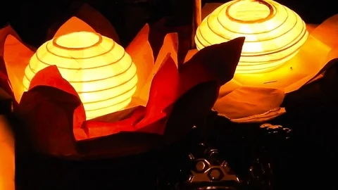 Paper Lanterns at Night on the Water 库存影片 71651712