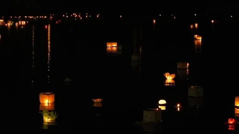 Paper Lanterns at Night on the Water 库存影片 71651876