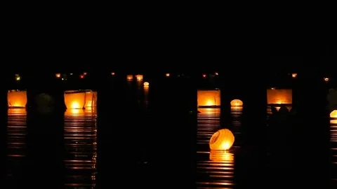 Paper Lanterns at Night on the Water 库存影片 71652091