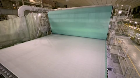A paper machine for the production of white paper. Shafts with paper pulp Stockbeeldmateriaal 301446967