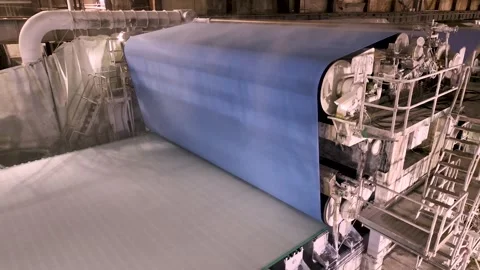 A paper-making machine. Cellulose is distributed in a thin layer by watering Vídeo Stock 325793419
