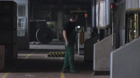 Paper manufacturing process. Worker signs 動画素材 34096227