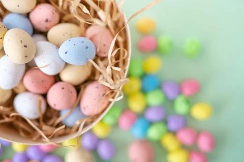 Paper nest with Easter eggs in pot Foto stock