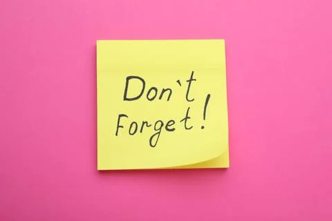 Paper note with phrase Don't Forget on pink background, top view Stock Photos