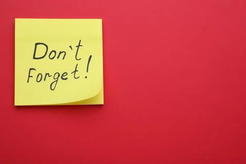 Paper note with phrase Don't Forget on red background, top view. Space for te Stock Photos