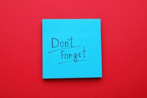 Paper note with phrase Don't Forget on red background, top view Stock Photos