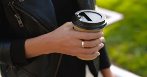 Paper or plastic cup of coffee in the hand of a girl  walking 스톡 동영상 116539891