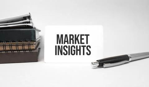 Paper plate, glasses, notepad in stack,pen and text market insights on busine Stock-Fotos