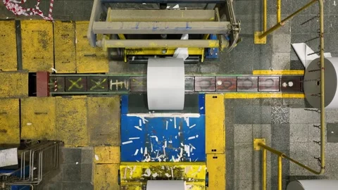 The paper in rolls is fed to the packaging using an automatic linee Stockbeeldmateriaal 326350366