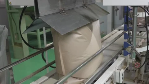 Paper Sacks of Bulk Green Tea on the Packing Line Vídeos de archivo 340009850