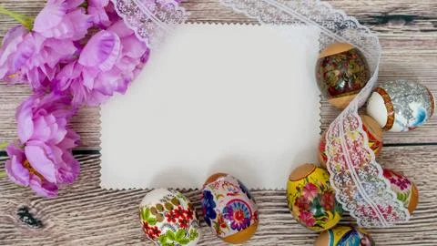 Paper for text and easter eggs on wooden background Foto stock