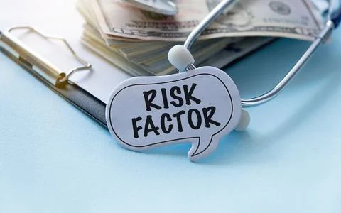 Paper with text risk factor on blue background with stethoscope and paper m.. Foto stock
