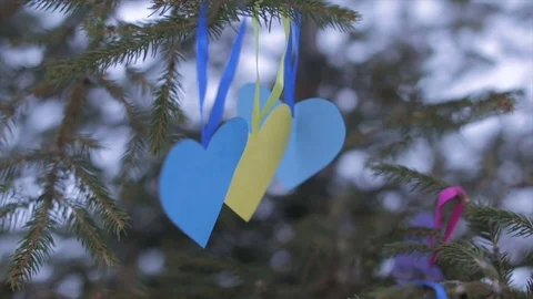 Paper Valentines swaying in the wind Vídeo Stock 71931792