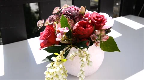 Paper vase with roses on a table 库存影片 47665550