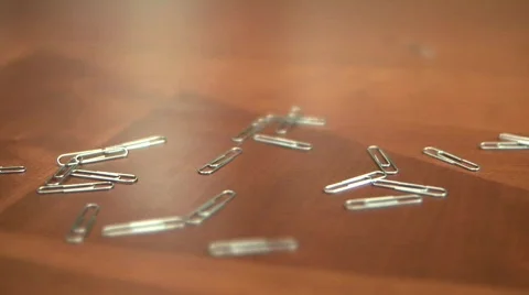 Paperclips falling onto Desk in Office, close up Vídeo Stock 100055