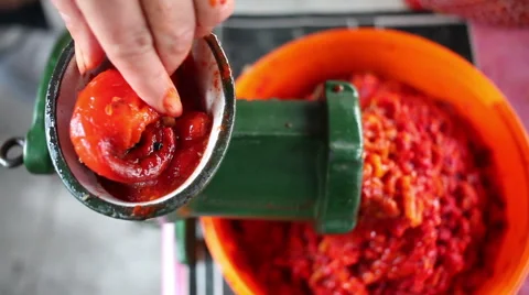 Paprika grinding Видео 43687685