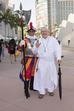  Papst mit Schweizer Garde Cosplayer auf der San Diego Comic-Con Internati... Stock Photos