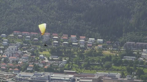 Para Glider crossing the frame in Bergen - Norway 스톡 동영상 41459920