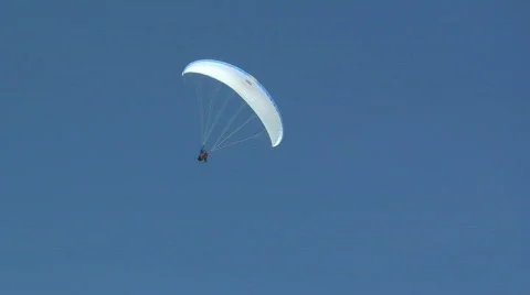 Para-glider Flies Through Sky Video stock 363810