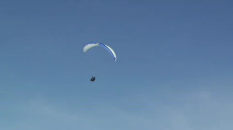 Para-glider Flies Through Sky Video stock 364193