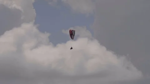 Para glider floating slow motion through shot with background of cloudy Video stock 102064742