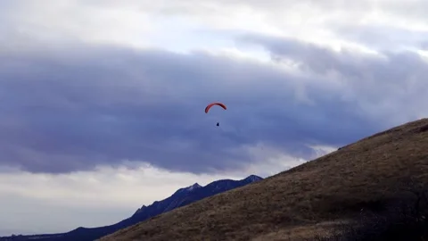 Para glider flying over Boulder, Colorado Stock Footage 154594463