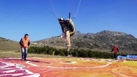 Para glider making a smooth landing on target Stockbeeldmateriaal 72966421