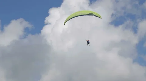 Para glider over mountains 库存影片 56281418