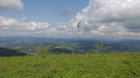 Para glider over mountains 库存影片 56281477