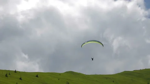 Para glider over mountains 库存影片 56281485